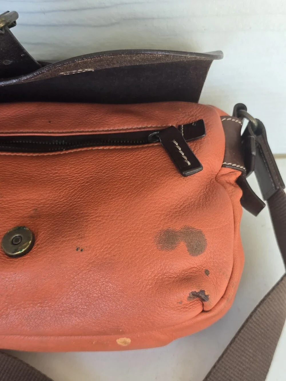 Dooney & Bourke Italy Leather Crossbody Messenger Bag Vintage Old Money Y2k